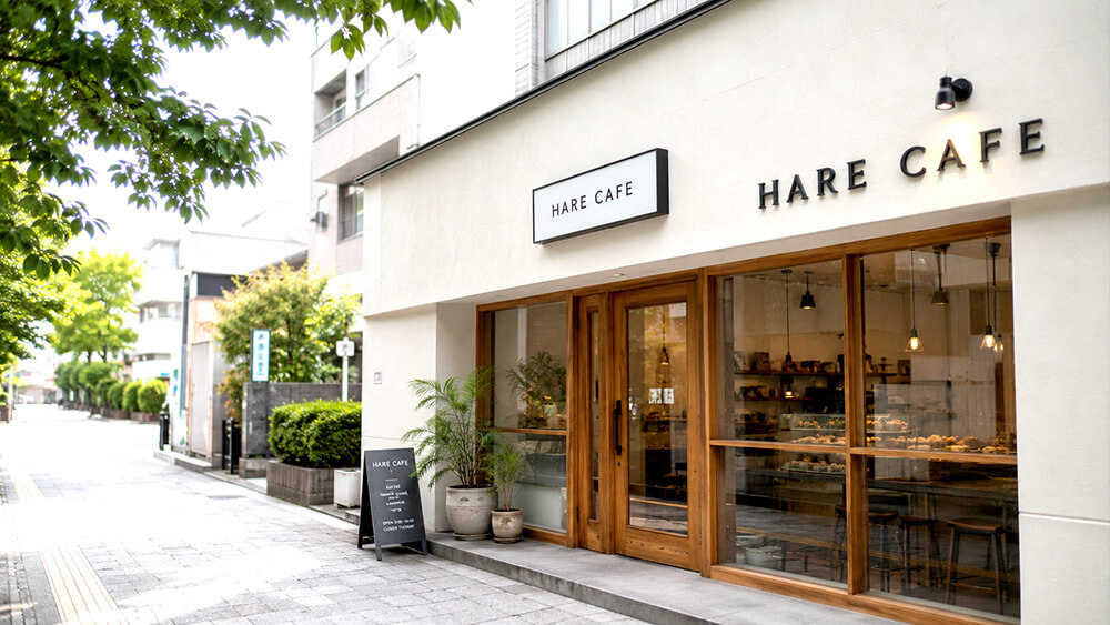 カフェの店舗外観に設置されたファサード看板の提案例