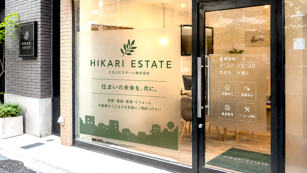 不動産店舗のウィンドウサインと情報パネル