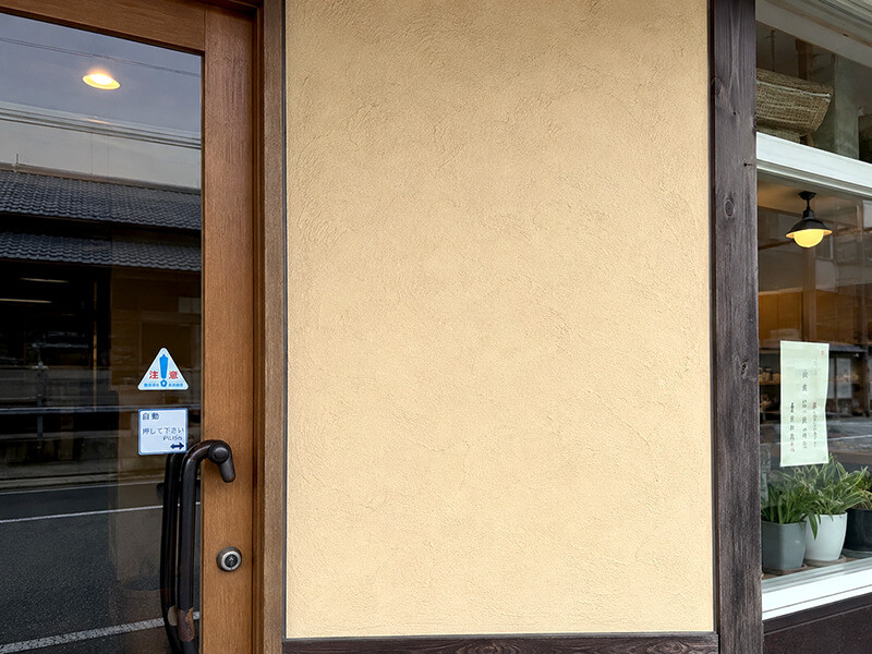 看板を設置する壁面のアップ写真の例