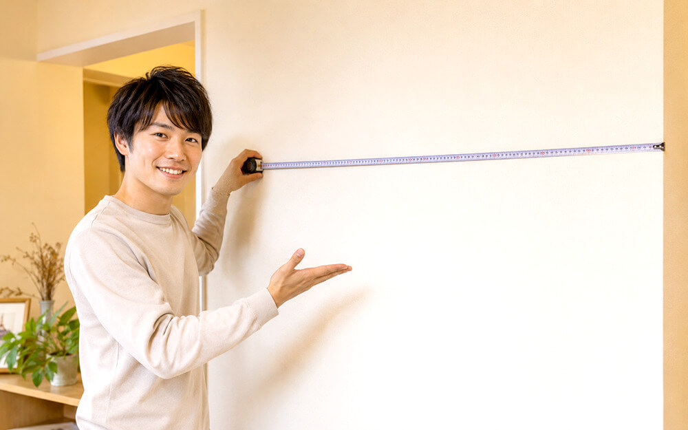 メジャーや手で「1mぐらい」とサイズを示しているイメージ