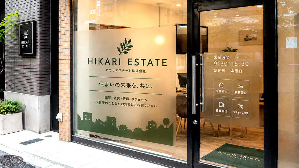 ガラス面に施工されたウィンドウサイン